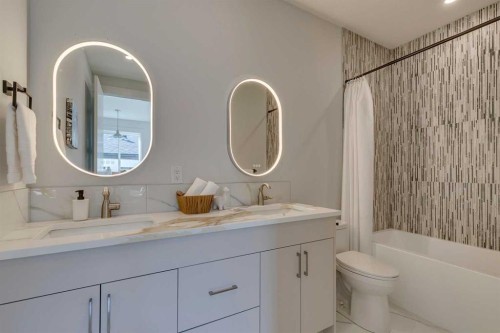 2013 23 Avenue Nw, Calgary, AB - Indoor Photo Showing Bathroom