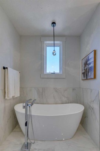 2013 23 Avenue Nw, Calgary, AB - Indoor Photo Showing Bathroom