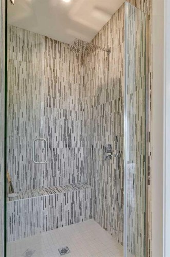 2013 23 Avenue Nw, Calgary, AB - Indoor Photo Showing Bathroom