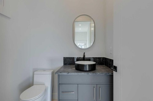 2015 23 Avenue Nw, Calgary, AB - Indoor Photo Showing Bathroom