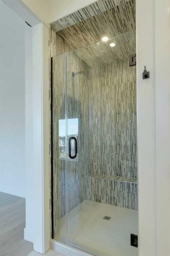 2015 23 Avenue Nw, Calgary, AB - Indoor Photo Showing Bathroom