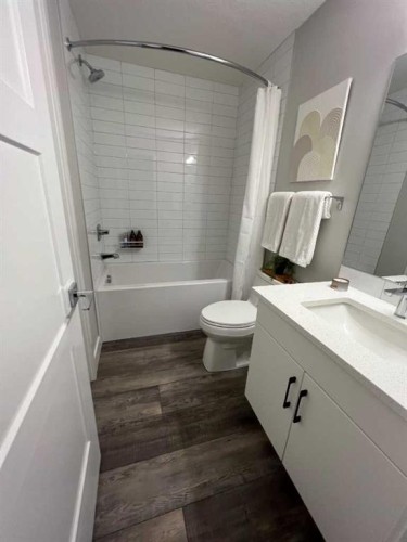 110-8355 19 Avenue Sw, Calgary, AB - Indoor Photo Showing Bathroom