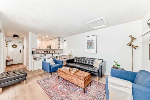 149-66 Glamis Green Sw, Calgary, AB - Indoor Photo Showing Living Room