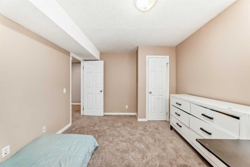 79 Saddlebrook Common Ne, Calgary, AB - Indoor Photo Showing Other Room