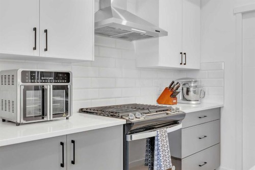 16 Magnolia Bay Se, Calgary, AB - Indoor Photo Showing Kitchen