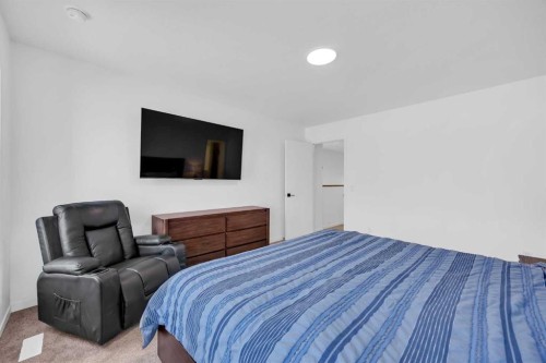 16 Magnolia Bay Se, Calgary, AB - Indoor Photo Showing Bedroom