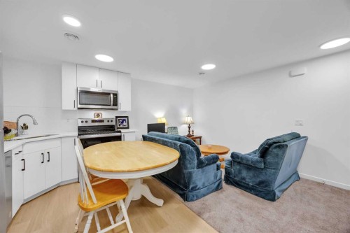 16 Magnolia Bay Se, Calgary, AB - Indoor Photo Showing Kitchen