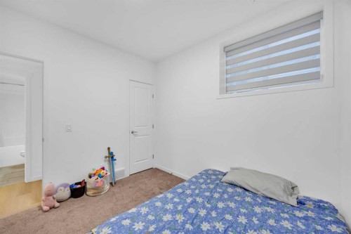 16 Magnolia Bay Se, Calgary, AB - Indoor Photo Showing Bedroom