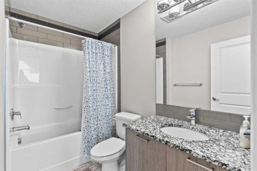 18 Evanscrest Heights Nw, Calgary, AB - Indoor Photo Showing Bathroom