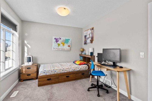 18 Evanscrest Heights Nw, Calgary, AB - Indoor Photo Showing Bedroom