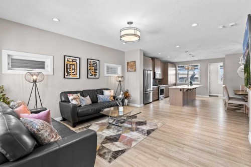 18 Evanscrest Heights Nw, Calgary, AB - Indoor Photo Showing Living Room