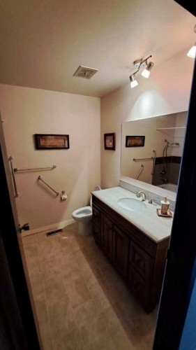 1356 Southdale Crescent Sw, Calgary, AB - Indoor Photo Showing Bathroom
