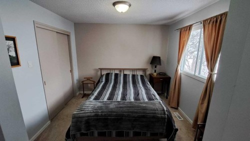 1356 Southdale Crescent Sw, Calgary, AB - Indoor Photo Showing Bedroom