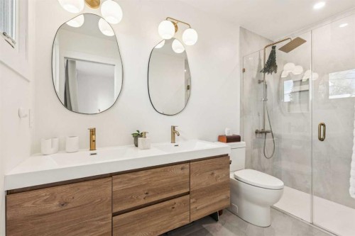 3731 45 Street Sw, Calgary, AB - Indoor Photo Showing Bathroom