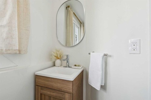 3731 45 Street Sw, Calgary, AB - Indoor Photo Showing Bathroom