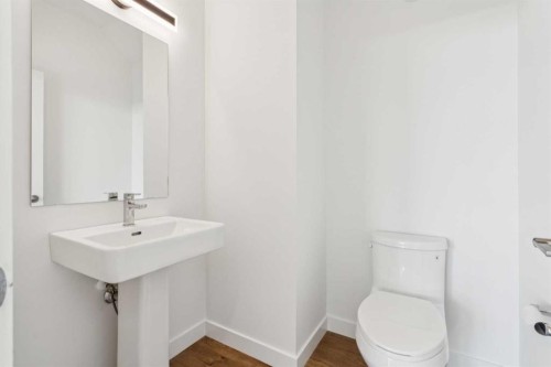 228 Sovereign Common Sw, Calgary, AB - Indoor Photo Showing Bathroom