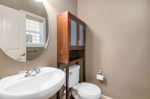 5628 Henwood Street Sw, Calgary, AB - Indoor Photo Showing Bathroom