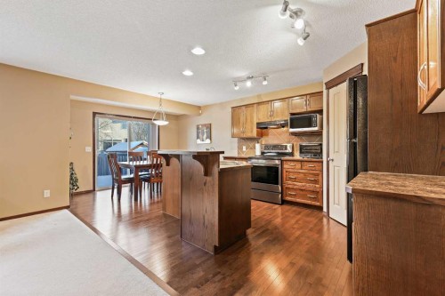 1976 New Brighton Drive Se, Calgary, AB - Indoor Photo Showing Kitchen
