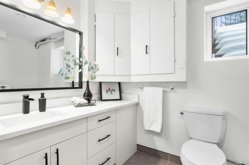 144 Deer Ridge Way Se, Calgary, AB - Indoor Photo Showing Bathroom