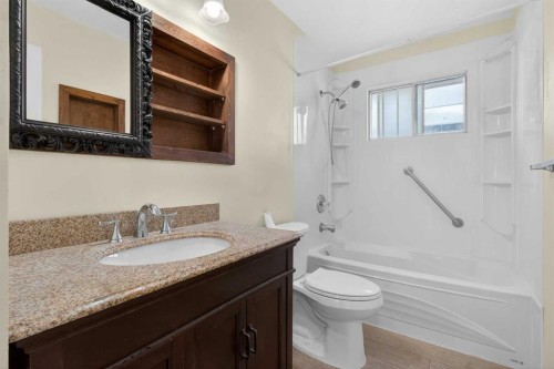 3283 Dover Ridge Drive Se, Calgary, AB - Indoor Photo Showing Bathroom