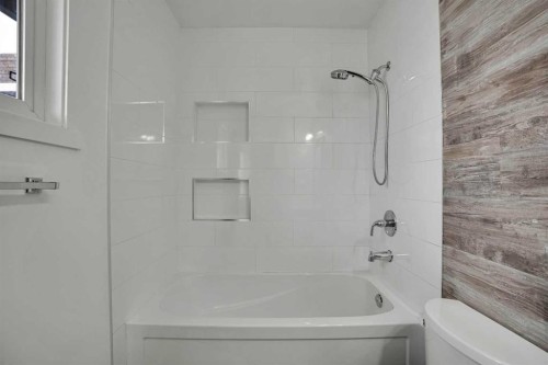315 Templewood Place Ne, Calgary, AB - Indoor Photo Showing Bathroom