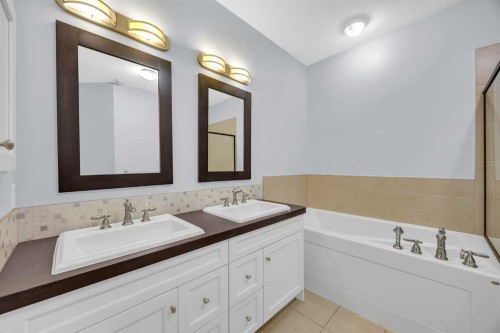 305-35 Inglewood Park Se, Calgary, AB - Indoor Photo Showing Bathroom