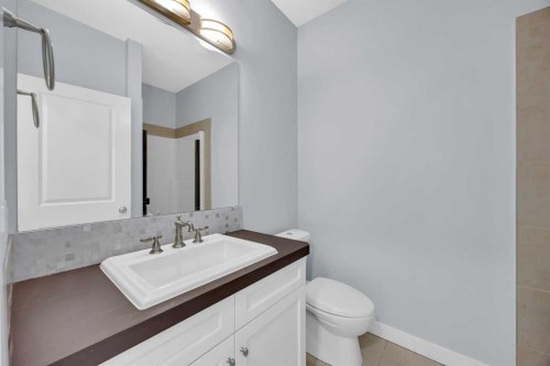 305-35 Inglewood Park Se, Calgary, AB - Indoor Photo Showing Bathroom
