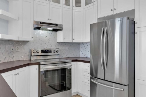 305-35 Inglewood Park Se, Calgary, AB - Indoor Photo Showing Kitchen With Stainless Steel Kitchen