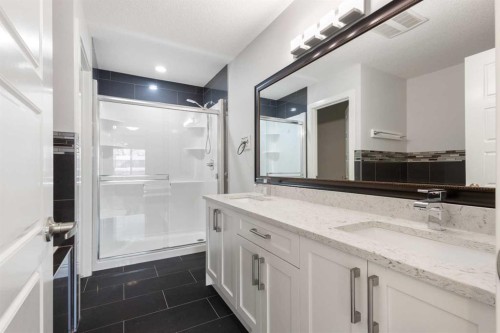 4031 79 Street Nw, Calgary, AB - Indoor Photo Showing Bathroom