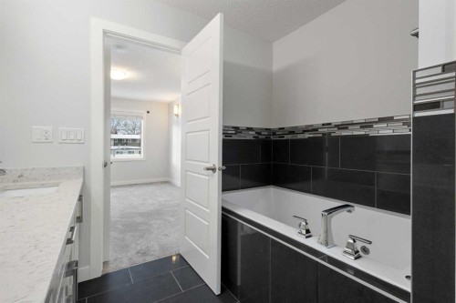 4031 79 Street Nw, Calgary, AB - Indoor Photo Showing Bathroom