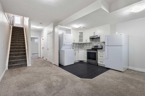 4031 79 Street Nw, Calgary, AB - Indoor Photo Showing Kitchen
