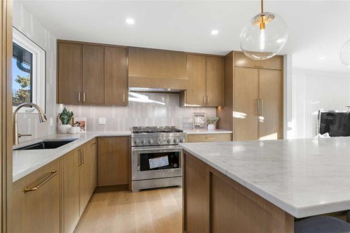 1012 70 Avenue Sw, Calgary, AB - Indoor Photo Showing Kitchen With Upgraded Kitchen