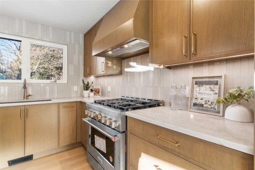 1012 70 Avenue Sw, Calgary, AB - Indoor Photo Showing Kitchen With Upgraded Kitchen