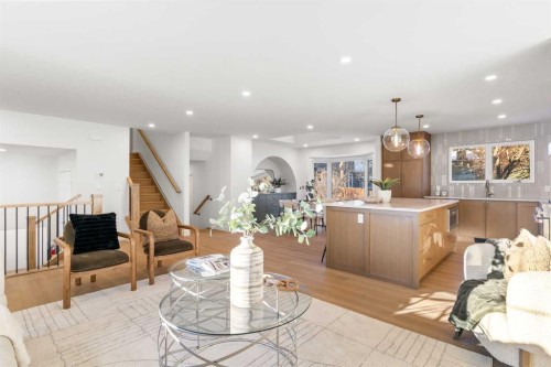 1012 70 Avenue Sw, Calgary, AB - Indoor Photo Showing Living Room