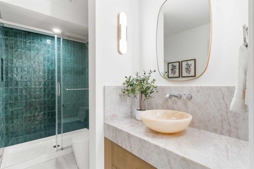 1012 70 Avenue Sw, Calgary, AB - Indoor Photo Showing Bathroom