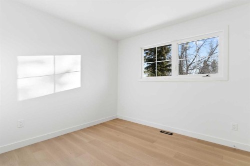 1012 70 Avenue Sw, Calgary, AB - Indoor Photo Showing Other Room