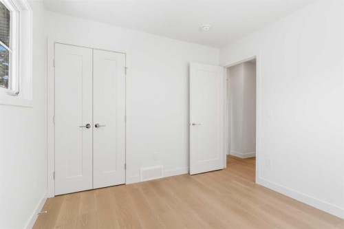 1012 70 Avenue Sw, Calgary, AB - Indoor Photo Showing Other Room