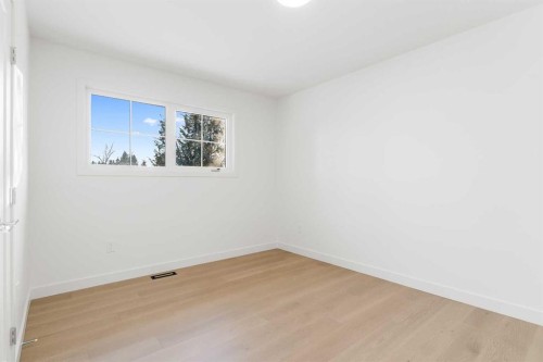 1012 70 Avenue Sw, Calgary, AB - Indoor Photo Showing Other Room