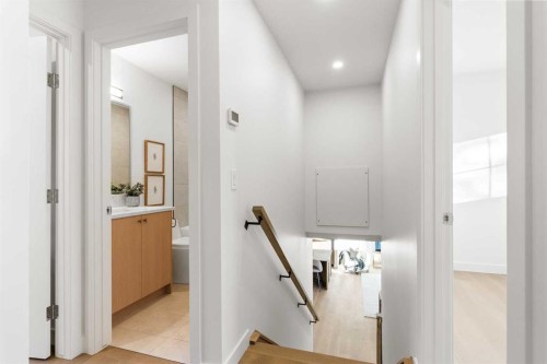 1012 70 Avenue Sw, Calgary, AB - Indoor Photo Showing Other Room