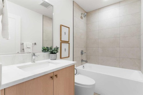 1012 70 Avenue Sw, Calgary, AB - Indoor Photo Showing Bathroom
