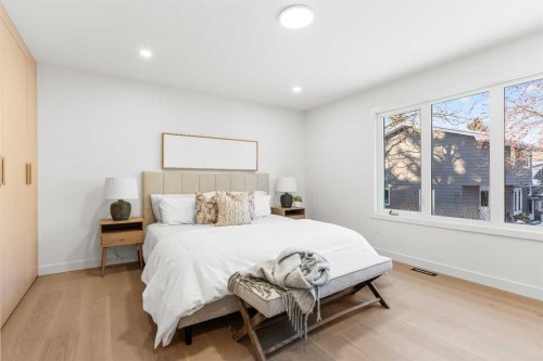 1012 70 Avenue Sw, Calgary, AB - Indoor Photo Showing Bedroom