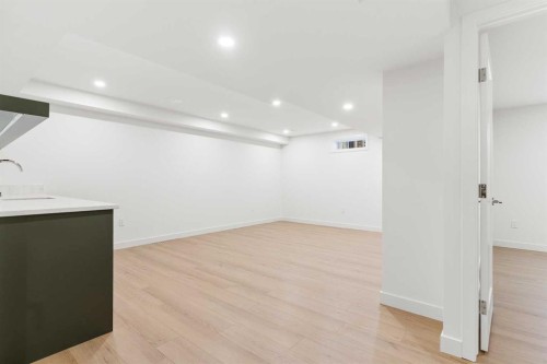 1012 70 Avenue Sw, Calgary, AB - Indoor Photo Showing Other Room