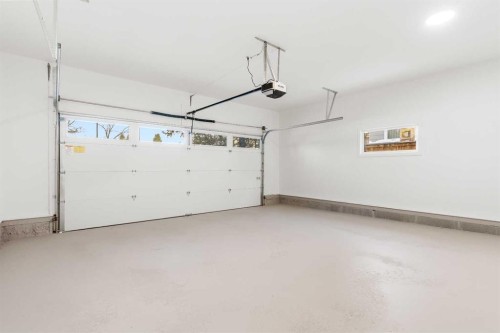 1012 70 Avenue Sw, Calgary, AB - Indoor Photo Showing Garage