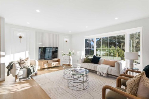 1012 70 Avenue Sw, Calgary, AB - Indoor Photo Showing Living Room