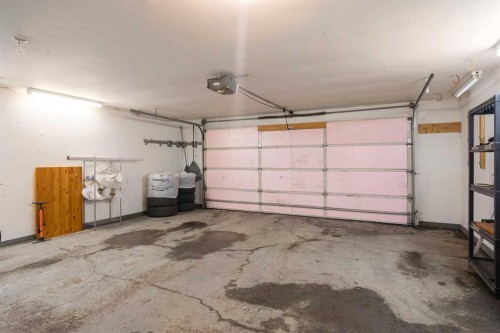 432 56 Avenue Sw, Calgary, AB - Indoor Photo Showing Garage