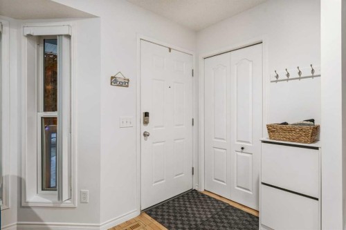 432 56 Avenue Sw, Calgary, AB - Indoor Photo Showing Other Room