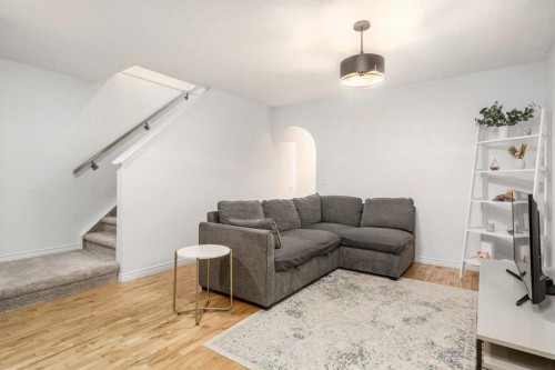 432 56 Avenue Sw, Calgary, AB - Indoor Photo Showing Living Room