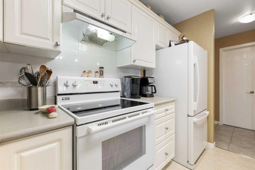 104-43 Westlake Circle, Strathmore, AB - Indoor Photo Showing Kitchen