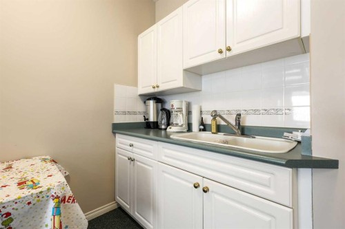 104-43 Westlake Circle, Strathmore, AB - Indoor Photo Showing Kitchen