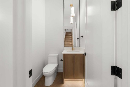 3919 19 Street Sw, Calgary, AB - Indoor Photo Showing Bathroom
